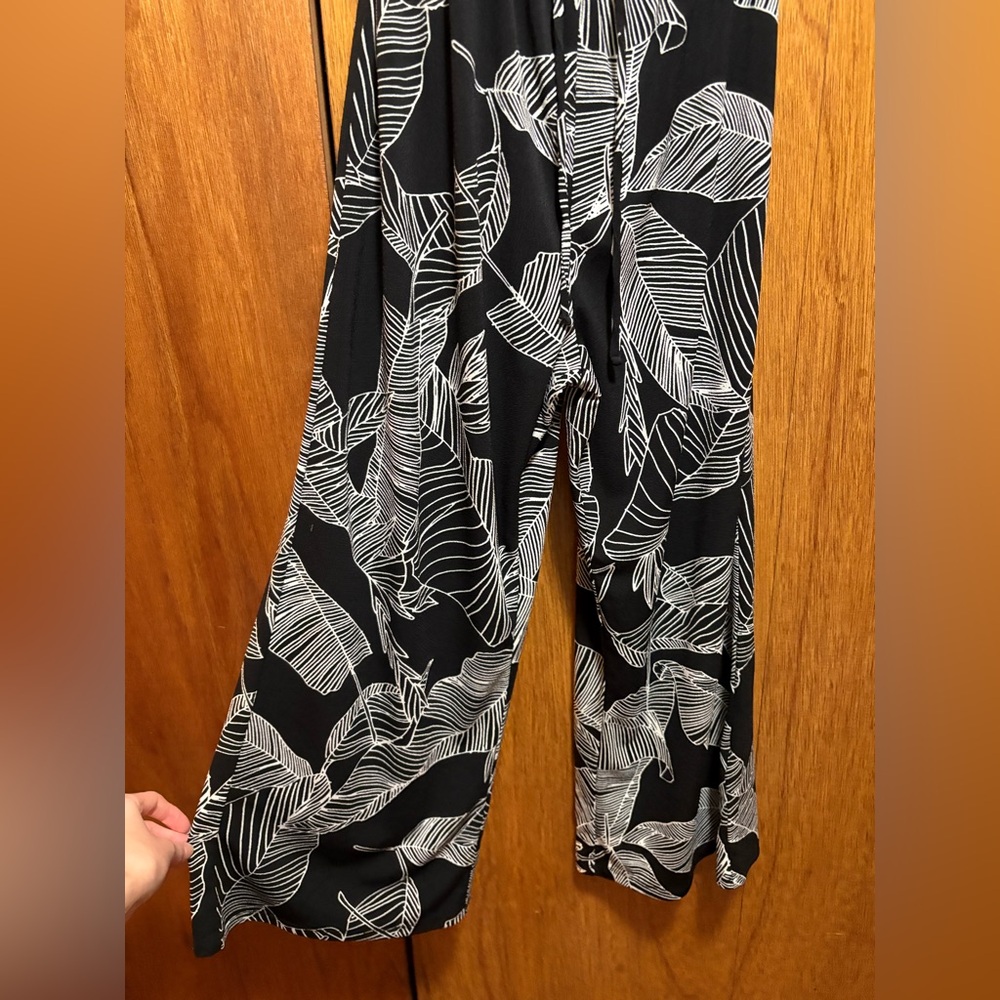 Express Leaf Pattern Capri Romper - image 3